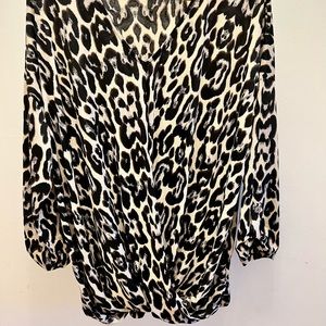 2X NWT Leopard twist front women’s top. 3/4 sleeves. Lightweight wrinkle free.